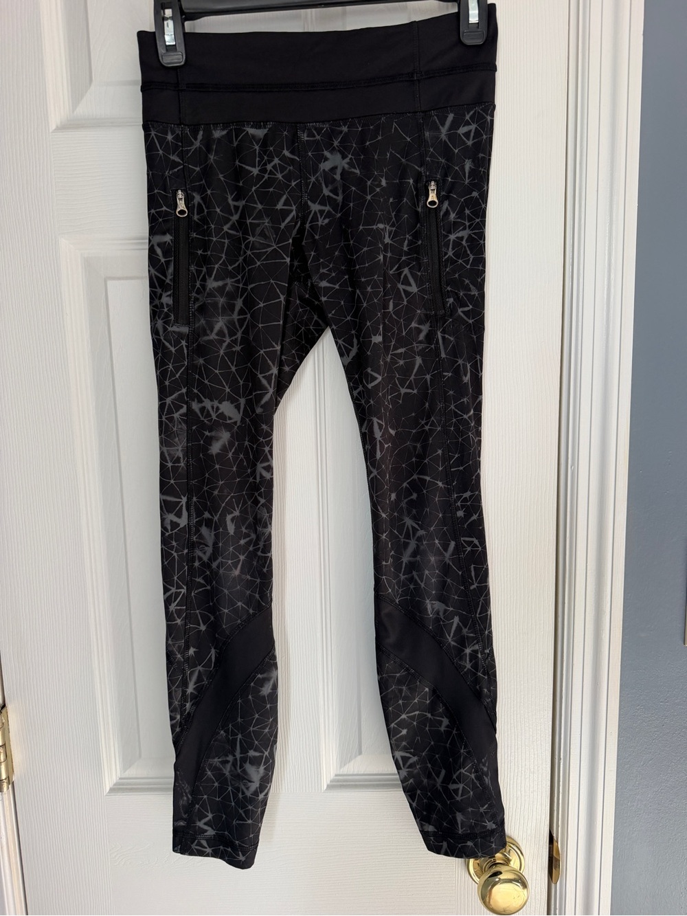 Lululemon Inspire Tight II Black Grey Geometric Print Crop - Size 4